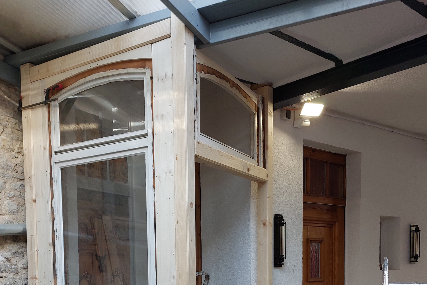 Windfang am Theatereingang